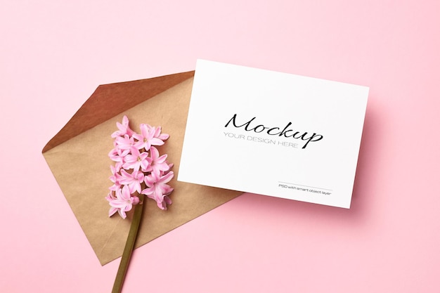 Zaproszenie lub makieta z życzeniami z kopertą i wiosennymi kwiatami hiacyntu