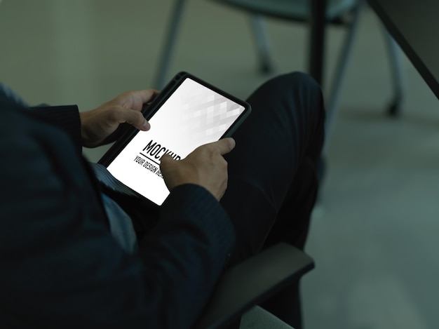 Zbliżenie biznesmen za pomocą makiety cyfrowego tabletu