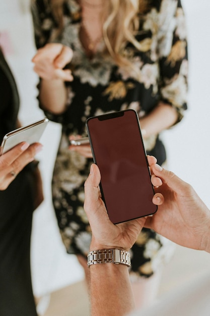 Zbliżenie Biznesmen Za Pomocą Makiety Telefonu Komórkowego