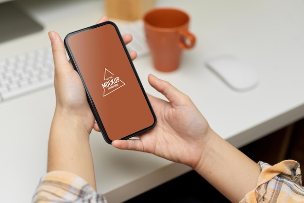 Zbliżenie kobiece ręce trzymając makieta smartfona