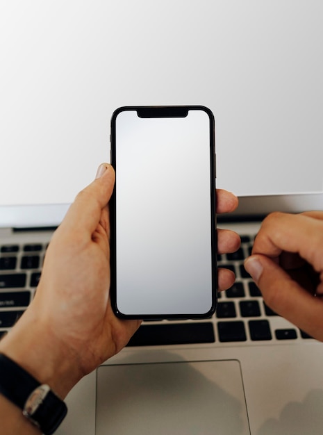 Zbliżenie mężczyzny używającego telefonu komórkowego