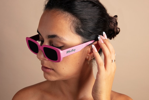 PSD zbliżenie na kobietę noszącą okulary przeciwsłoneczne makieta