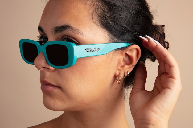 PSD zbliżenie na kobietę noszącą okulary przeciwsłoneczne makieta