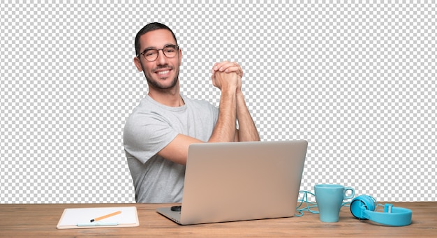 Zekere jonge mensenzitting bij zijn bureau met een gebaar van groepswerk