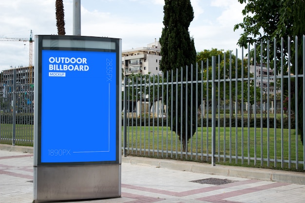 zewnętrzny billboard obok parku