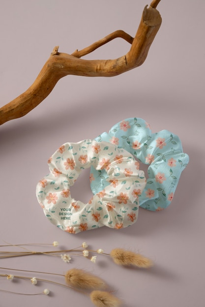 Zicht op elastische scrunchie met stof met verschillende patronen