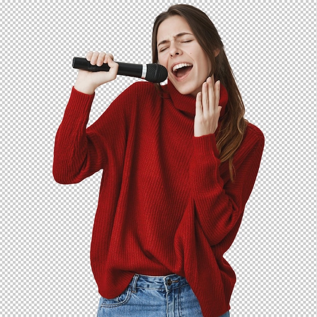 Zorgeloze schattige vrouw die karaoke zingt in de microfoon.