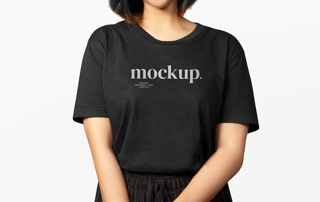 PSD zwart shirtmodel met het woord mock erop