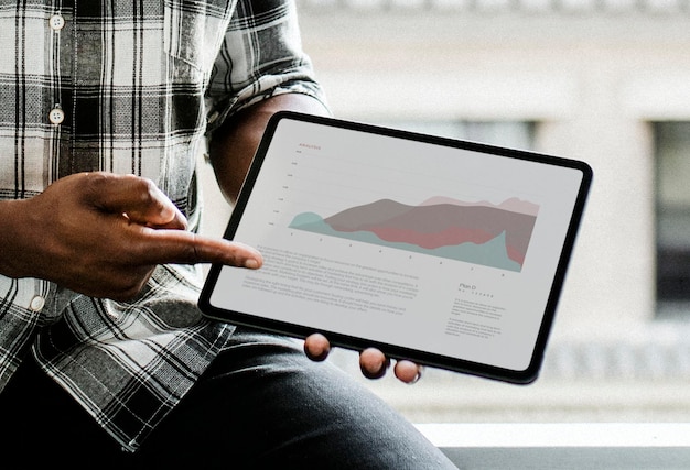 PSD zwarte man toont een digitale tablet