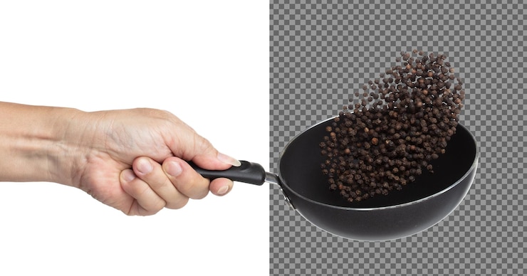 PSD zwarte peper zaden vliegen overgeven in pan zwarte paprika drijft ontploffen abstracte wolk vliegen zwarte paprika koren spetteren gooien in lucht witte achtergrond geïsoleerde hoge snelheid sluiter bevriezen beweging