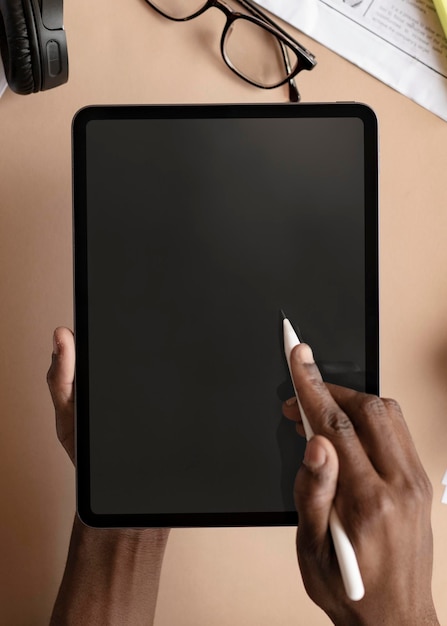 Zwarte vrouw die een digitaal tabletmodel gebruikt