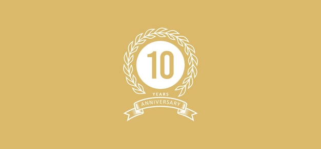 白と金の背景を持つ10周年記念ロゴ