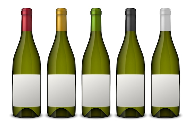 5 реалистичных бутылок зеленого вина с белыми этикетками на белом фоне.