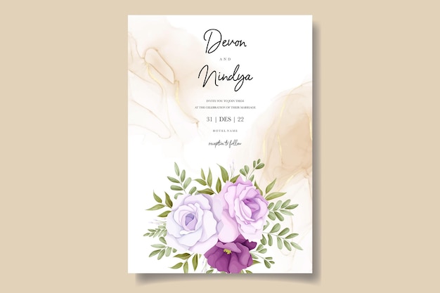 紫とピンクの花が描かれた結婚式の招待状。