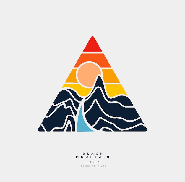 Logo astratto triangolo montagne o badge o patch o modello di progettazione etichetta con tramonto sulle montagne