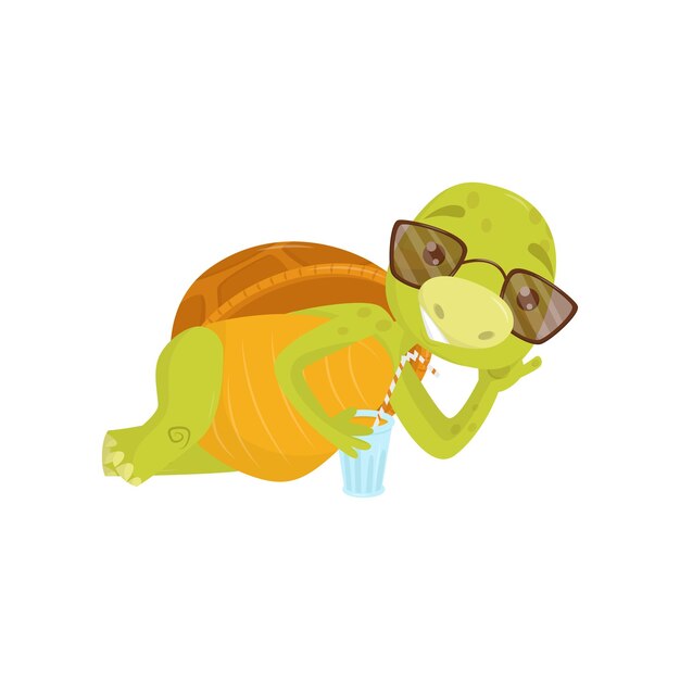 Вектор Очаровательная черепаха в солнцезащитных очках лежит смешная зеленая рептилия расслабляется и пьет освежающий напиток плоский вектор для открытки или наклейки