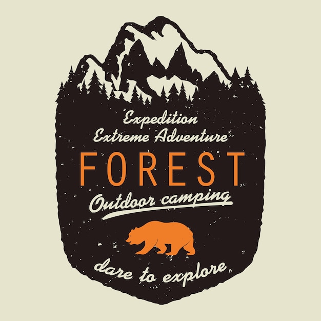 Логотип приключений. Типография экспедиции на открытом воздухе, плакат с горами и соснами.