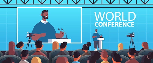 企業の国際世界会議講堂のインテリアイラストでマイクを使ってトリビューンでスピーチをするアフリカ系アメリカ人のビジネスマン
