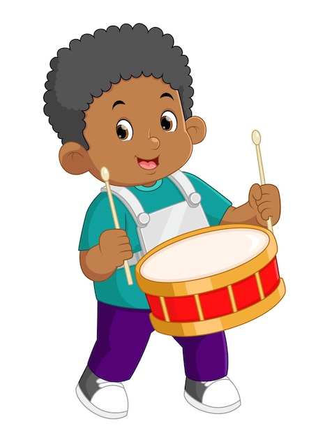 Африканский мальчик страстно играет на музыкальном инструменте красного барабана