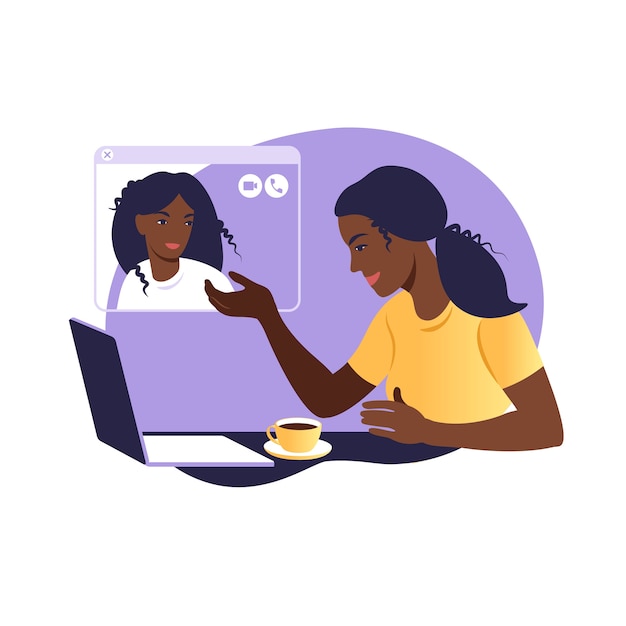 Afrikaanse vriendinnen chatten online. Meisje zittend in een stoel voor een laptop en spreekt met vriend