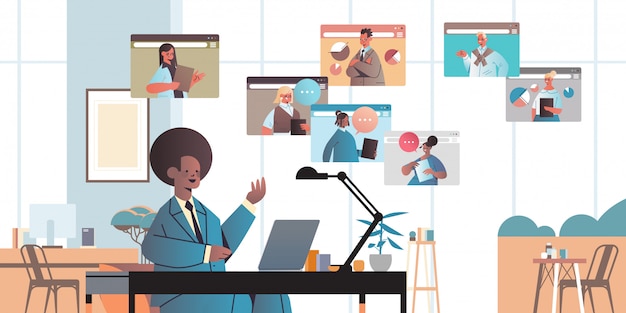 Vector afro-amerikaanse zakenman chatten met collega's tijdens video-oproep zakenmensen met online conferentie communicatie concept kantoor interieur horizontale portret illustratie