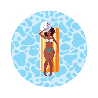 Donna afro con materasso galleggiante galleggianti in acqua