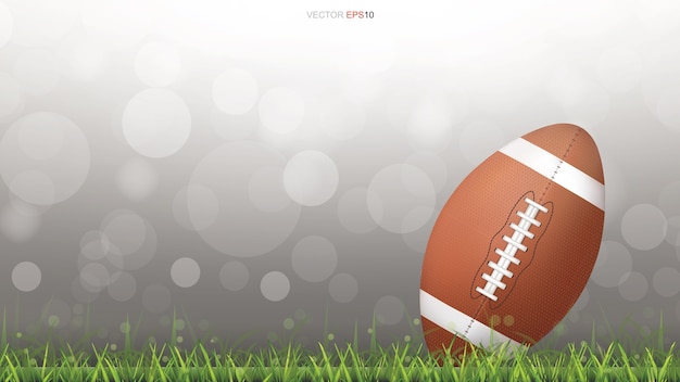 Американский футбольный мяч или мяч для регби на поле для травы.