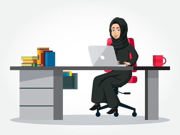 Personaggio dei cartoni animati arabo della donna di affari in vestiti tradizionali che si siedono al suo scrittorio con il computer portatile isolato
