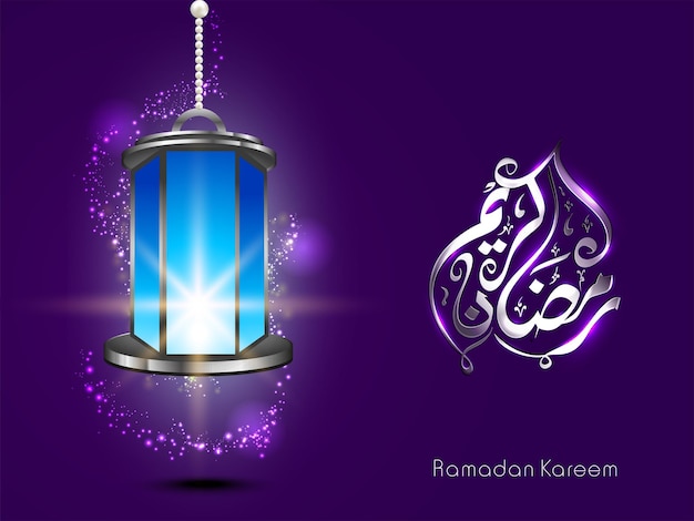 Arabische kalligrafie van glanzende ramadan kareem met 3d verlichte lantaarnhang en lichteffect op paarse achtergrond