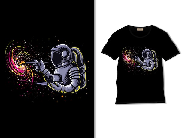 Астронавт раскрашивает космическое пространство дизайном футболки