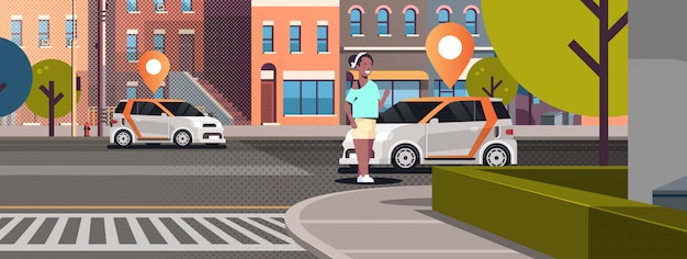 auto's met locatie pin op weg online bestellen taxi auto delen concept mobiele vervoer vrouw met behulp van carsharing dienst moderne stad straat stadsbeeld horizontale achtergrond