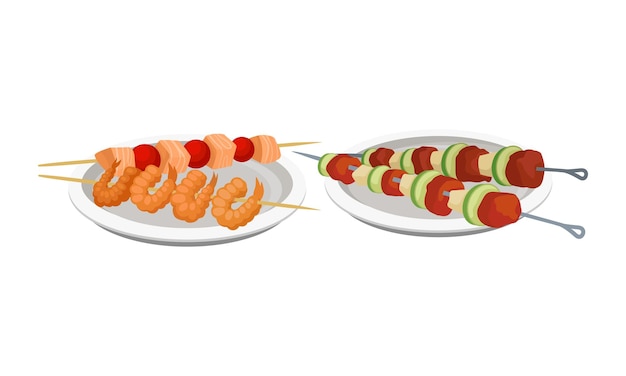 Барбекю с шашликом с мясными плитами и креветками, подаваемыми на тарелке.