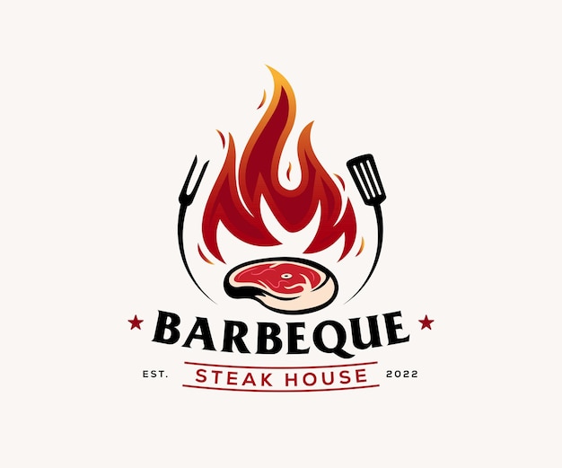 Концепция огня с логотипом барбекю в сочетании со стейком из говядины и шпателем