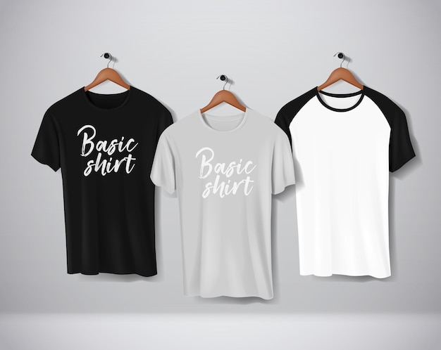 Basic en Baseball T-shirts met korte mouwen Mockup-kledingset hangend geïsoleerd aan de muur Voorzijde zijaanzicht met letters voor uw ontwerp of logo