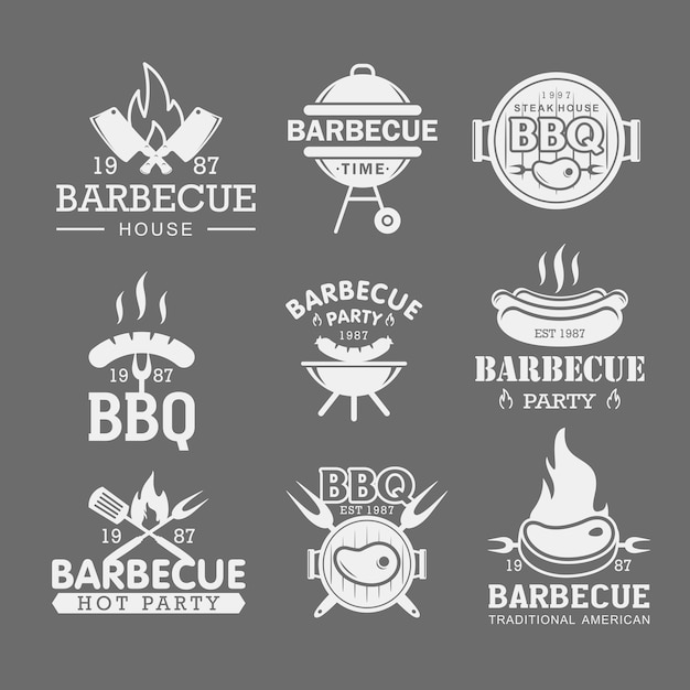 Vector bbq-witte logo sjablonen set. geroosterd varkensvlees, worst op vork stickers. barbecue partij stickers