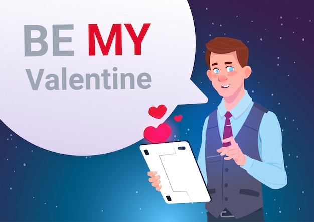 Вектор be my valentine приглашение поздравительная открытка мужчина держит цифровой планшет отправка сообщения