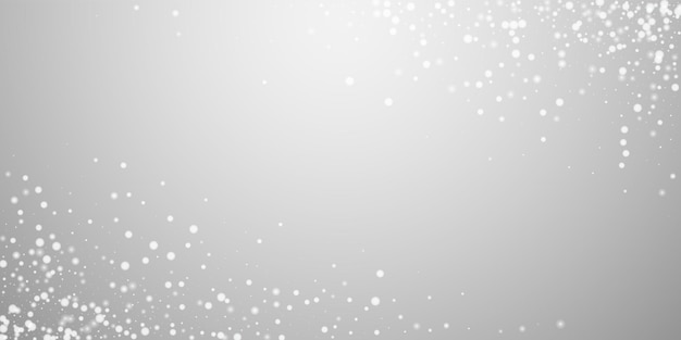 美しい雪が降るクリスマスの背景。ライトグレーの背景に微妙に飛ぶ雪の薄片と星。魅力的な冬のシルバースノーフレークオーバーレイテンプレート。素晴らしいベクトルイラスト。