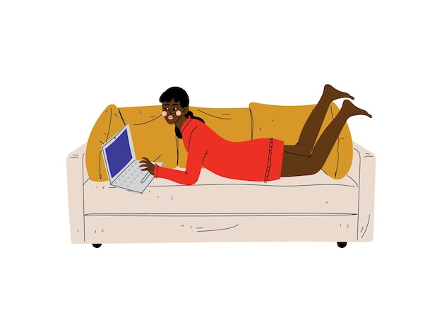 Красивая девушка лежит на диване с ноутбуком Молодая афроамериканская женщина работает или отдыхает дома, используя компьютерную векторную иллюстрацию на белом фоне