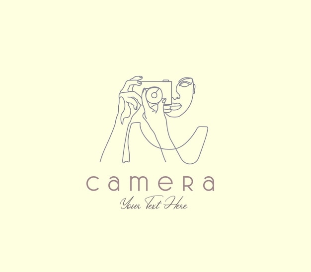 Красивая женщина фотографирует с цифровой камерой, фотограф рисует логотип линии