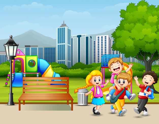 Beeldverhaal gelukkige kinderen die in het stadspark spelen