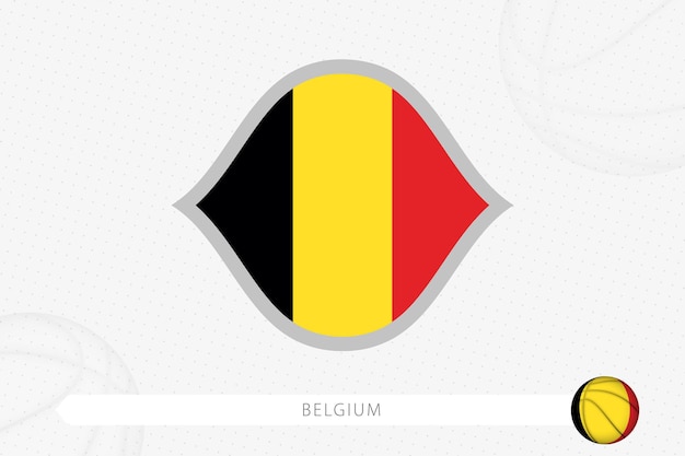 Флаг Бельгии для соревнований по баскетболу на сером фоне баскетбола.