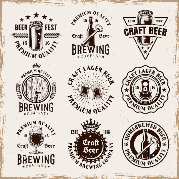 Bier en brouwerij set vector emblemen etiketten badges of logo's in vintage stijl op achtergrond met verwisselbare grunge texturen