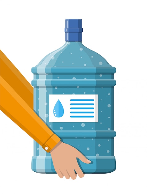 Bottiglia grande con acqua pulita per refrigeratore in mano