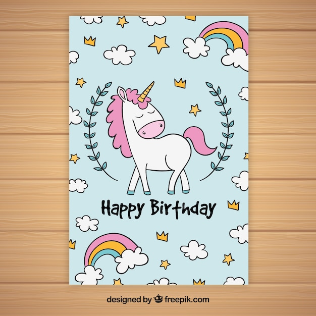 Vettore scheda di compleanno con unicorno e nubi disegnate a mano