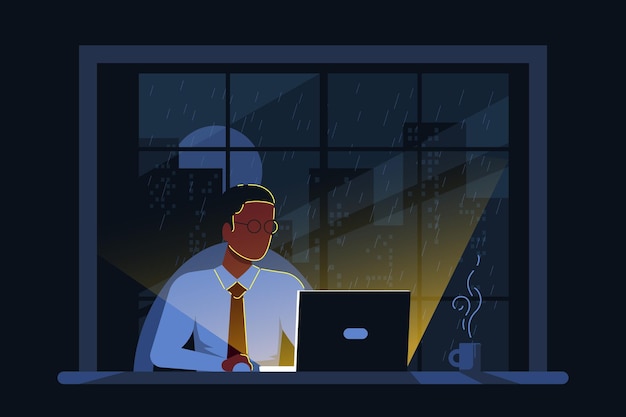 Черный деловой человек, работающий на компьютере за столом в офисе в ночное время.