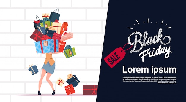 Vettore il manifesto di vendita di black friday con i contenitori di regalo della tenuta della donna impila sopra il fondo bianco del muro di mattoni