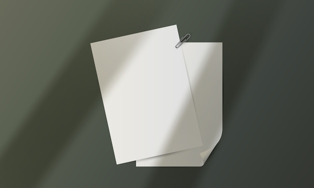 Реалистичный чистый лист бумаги со скрепкой