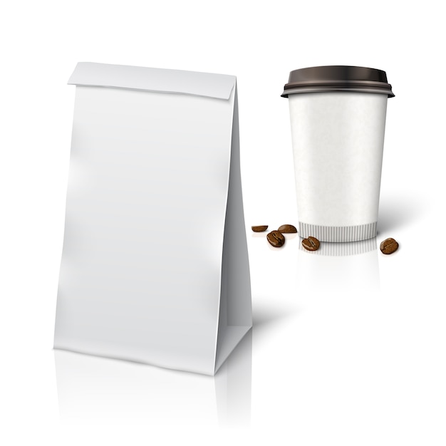 Sacchetto di imballaggio di carta bianco vuoto realistico e tazza di caffè in carta caffè da accompagnare con i chicchi di caffè, con posto per il design e il marchio. isolato su sfondo bianco con la riflessione.