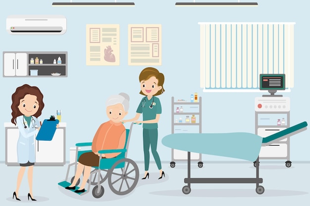 blanke vrouwelijke dokter oude vrouw in een rolstoel en schattige verpleegster in de ziekenhuis afdeling