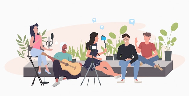 Bloggers die smartphone opnemen video blog gitaar spelen en zingen naar microfoon mensen streaming live sociale media netwerk bloggen concept horizontale volledige lengte